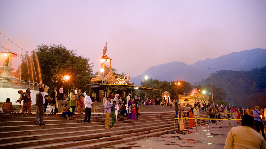 Triveni Ghat , Rishikesh, India que incluye elementos religiosos y también un pequeño grupo de personas