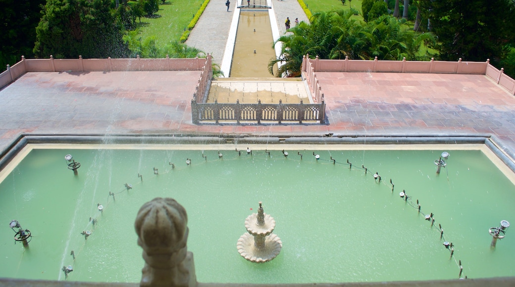 Yadavindra Gardens showing a fountain, a park and heritage architecture