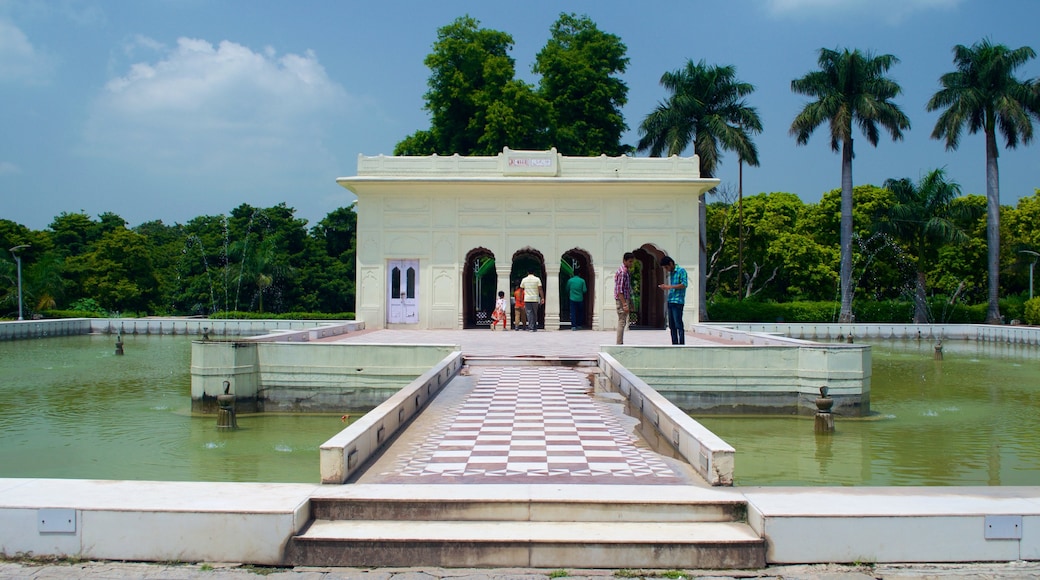 Jardins Yadavindra montrant un lac ou un point d’eau, architecture patrimoniale et un jardin