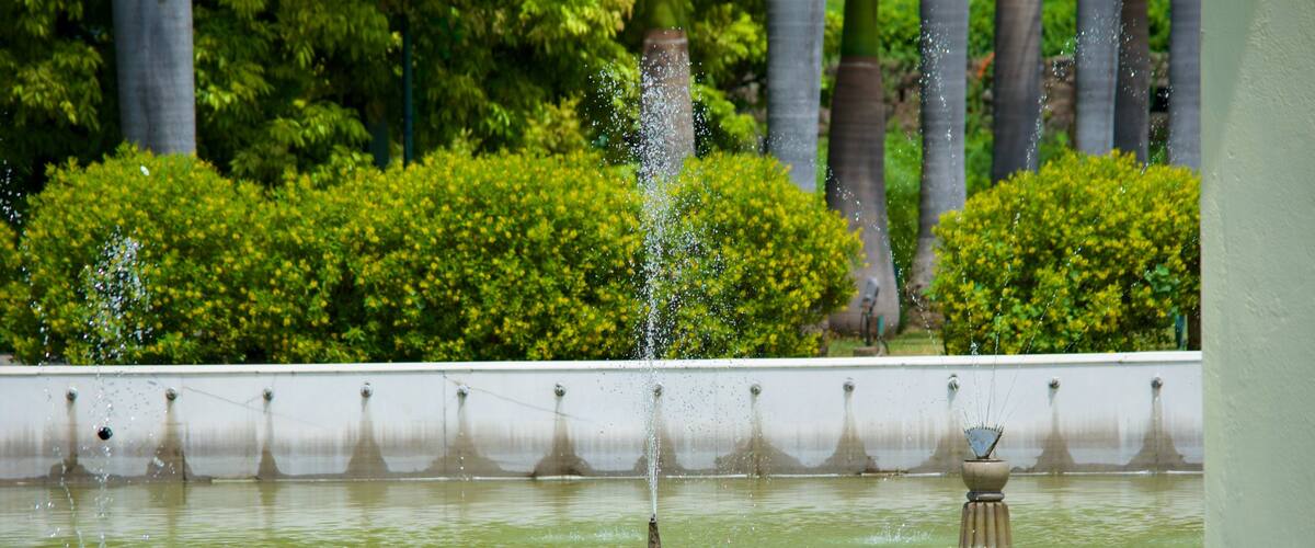 Yadavindra Gardens which includes a fountain, a lake or waterhole and a park