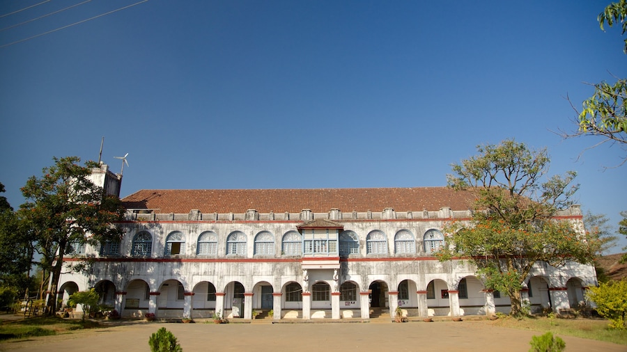 Madikeri Fort featuring a castle, heritage architecture and heritage elements