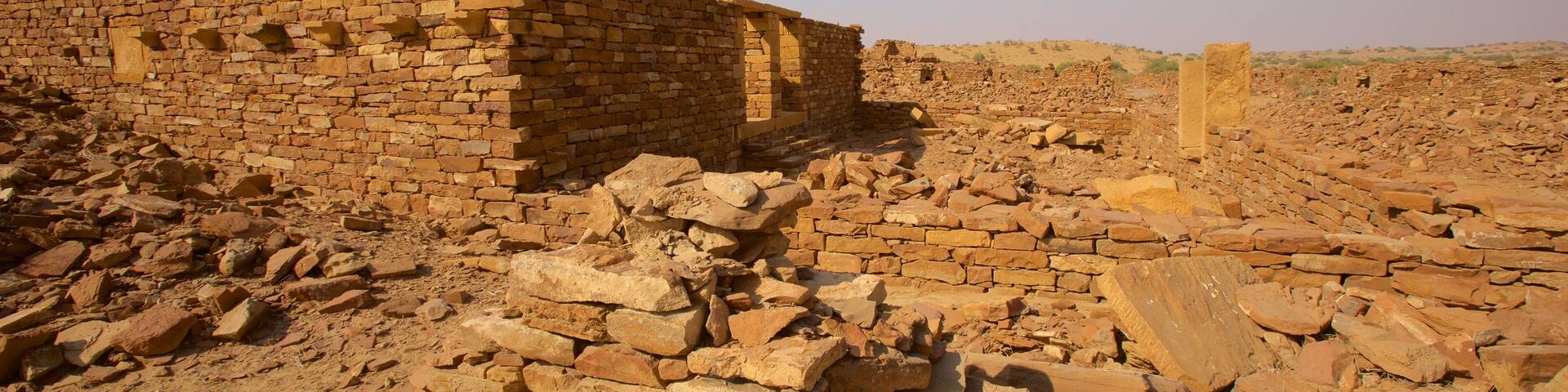Khaba Fort which includes building ruins, tranquil scenes and desert views