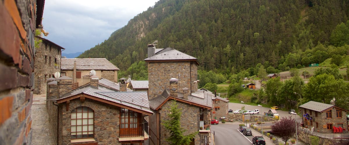 Arinsal showing a city, mountains and heritage architecture