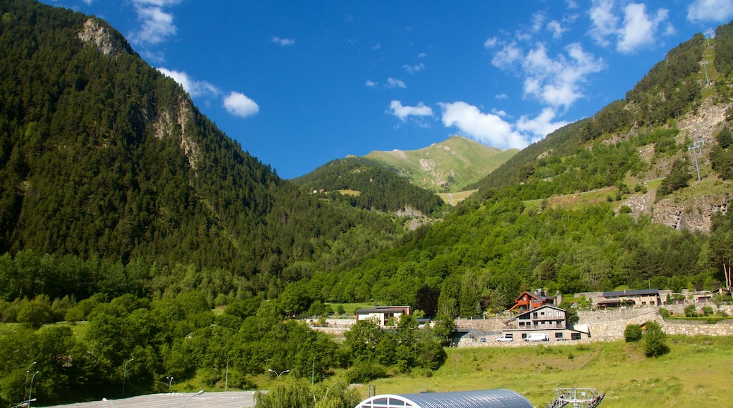 Arinsal som visar berg, en liten stad eller by och stillsam natur