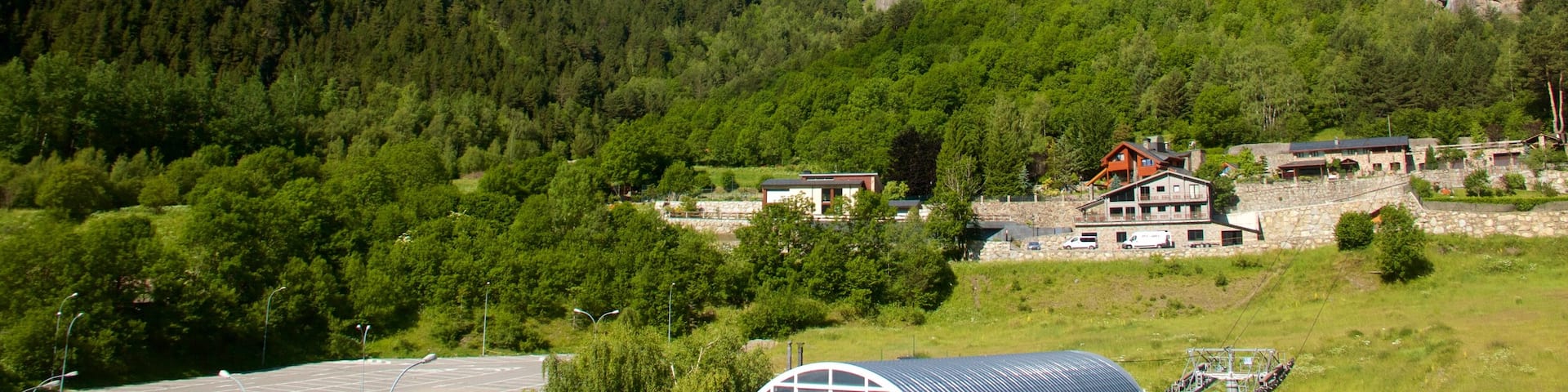 Arinsal mettant en vedette montagnes, petite ville ou village et scĂšnes tranquilles