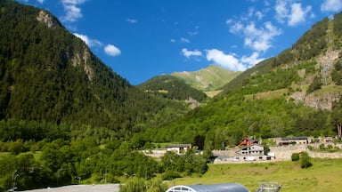 Arinsal que incluye escenas tranquilas, una pequeña ciudad o pueblo y montañas