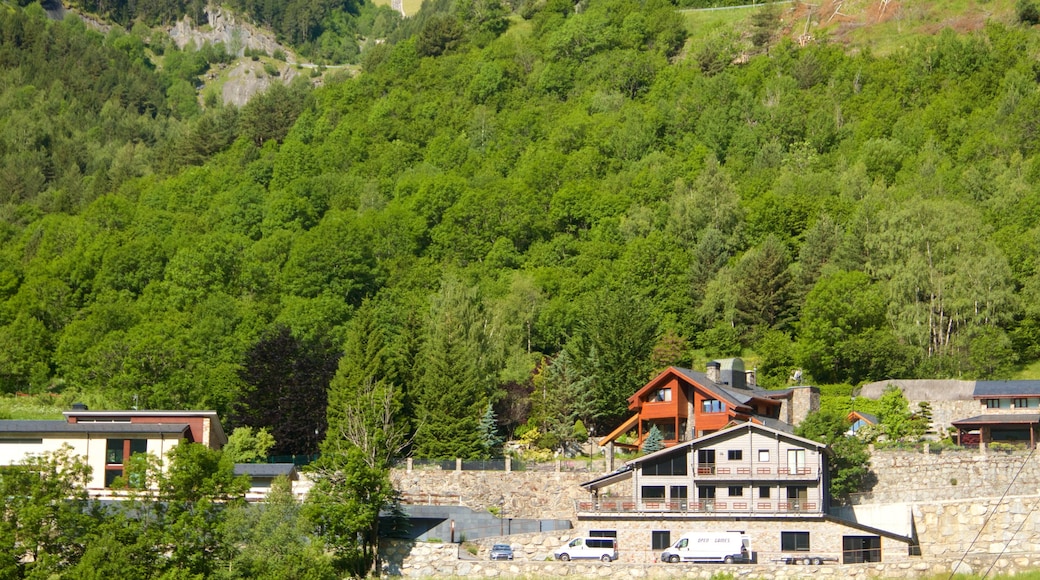 Arinsal which includes modern architecture and a house