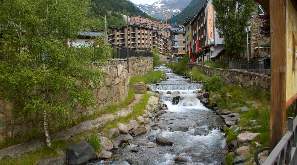 Arinsal mit einem Fluss oder Bach, Kleinstadt oder Dorf und Wasserfall