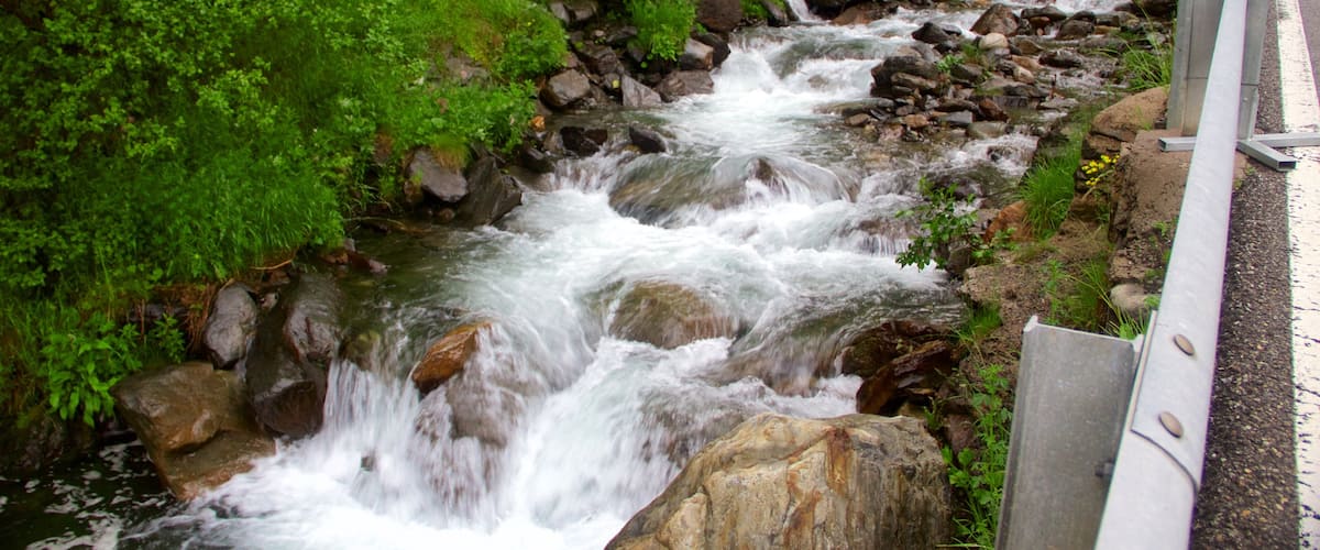 Arinsal que incluye un río o arroyo y una catarata