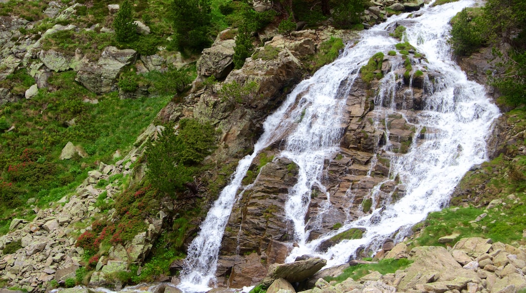 Soldeu mettant en vedette cascade