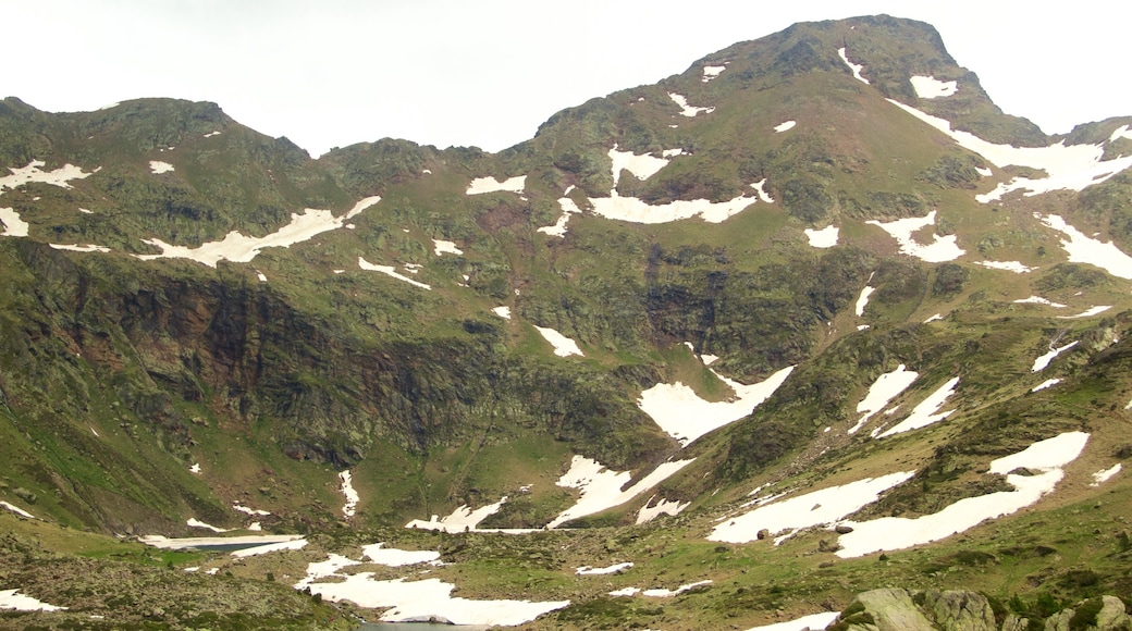 El Serrat toont een kloof of ravijn en bergen