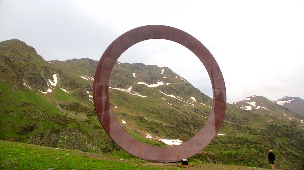 El Serrat que incluye arquitectura moderna y montañas