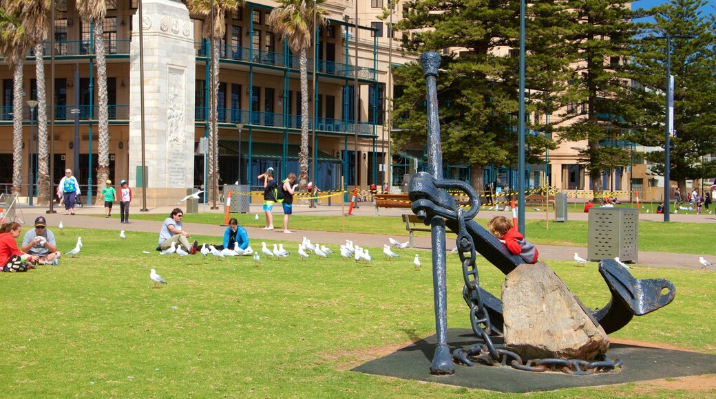 Glenelg que incluye una ciudad y una plaza y también un gran grupo de personas