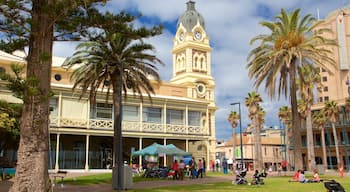 Glenelg toont een park en historische architectuur