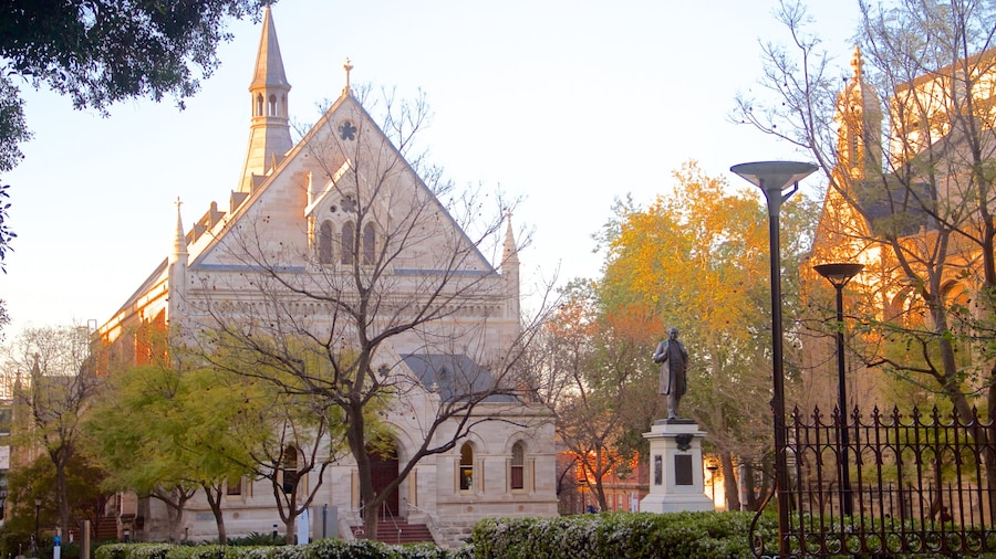 University of Adelaide welches beinhaltet Statue oder Skulptur, historische Architektur und Kirche oder Kathedrale
