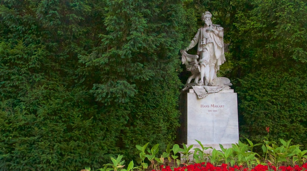 Parque Municipal de Viena que inclui um jardim e uma estátua ou escultura