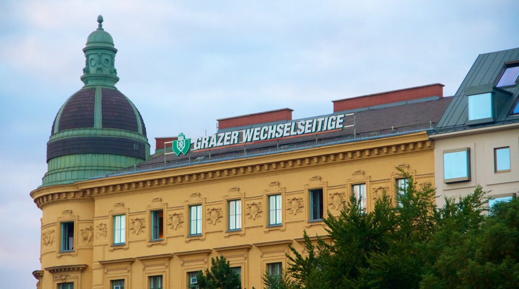 Wien som inkluderar historiska element och skyltar