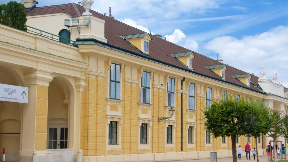 Schonbrunn showing heritage architecture