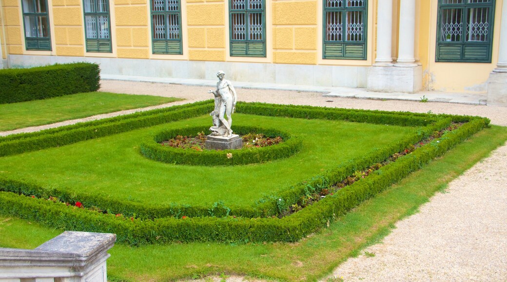 Schönbrunn som viser en statue eller en skulptur og en have