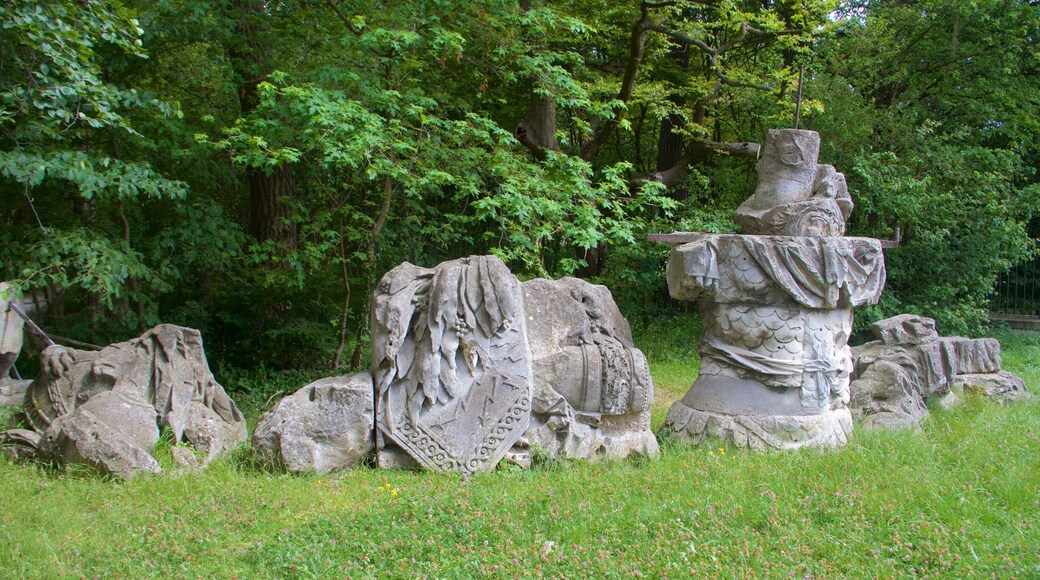 Schönbrunn som viser en statue eller en skulptur
