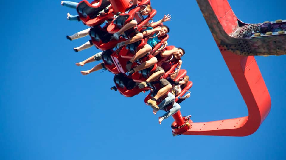 Wiener Prater mostrando passeios assim como um pequeno grupo de pessoas