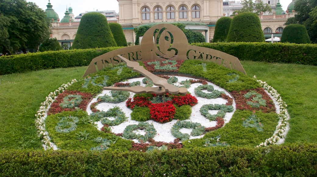 Parque Municipal de Viena caracterizando flores, sinalização e um parque