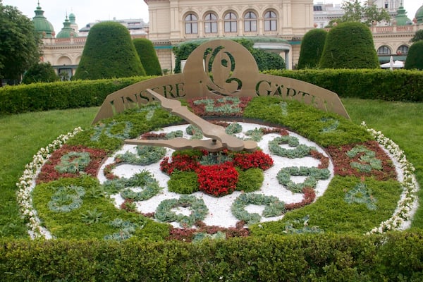 Stadtpark mettant en vedette fleurs, parc et signalisation