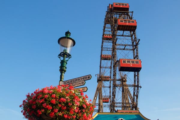Riesenrad das einen Fahrten