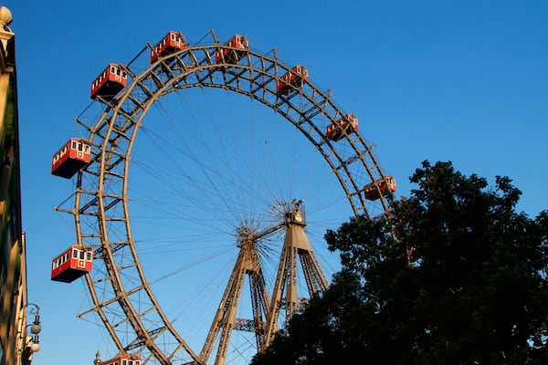 Riesenrad das einen Fahrten