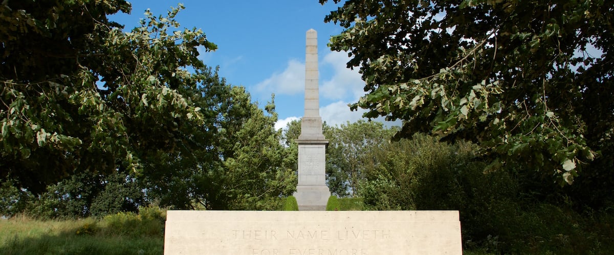 West Flanders showing a cemetery and flowers
