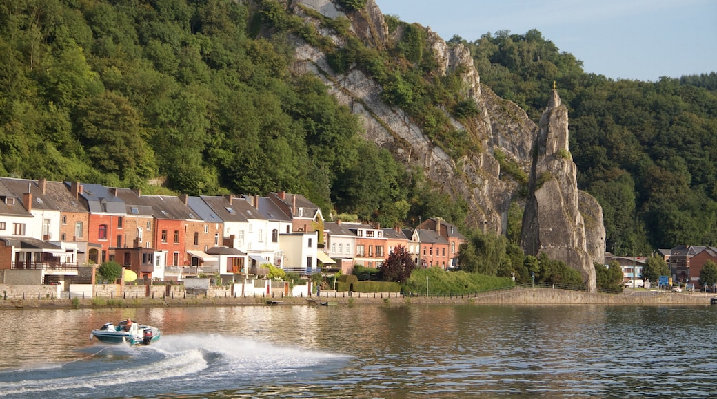 Dinant qui includes scènes tranquilles, montagnes et navigation