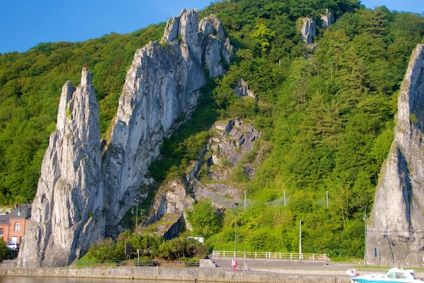 Dinant qui includes montagnes