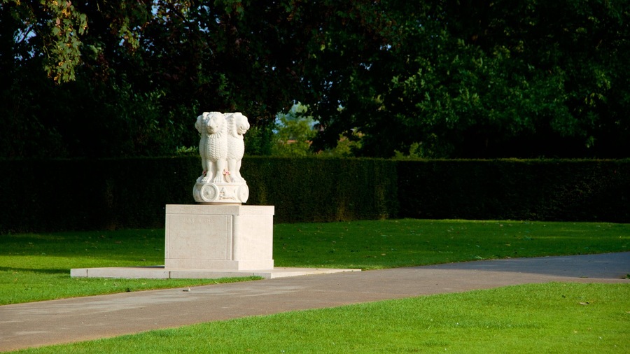Menin Gate Memorial featuring a statue or sculpture