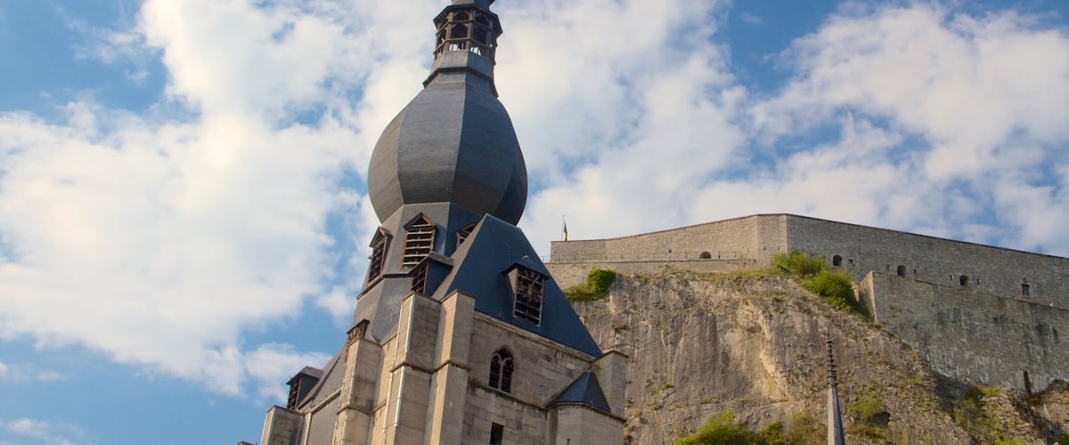 Catedral de Dinant mostrando patrimonio de arquitectura, una iglesia o catedral y aspectos religiosos