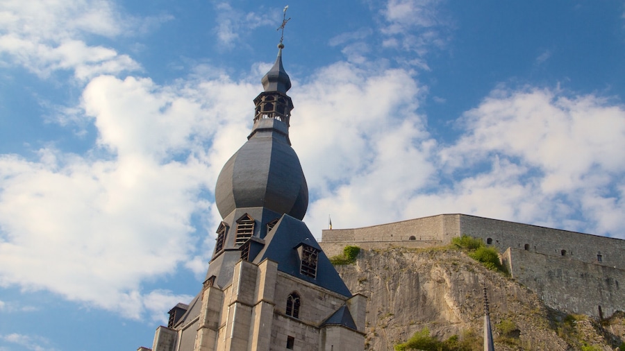Dinants katedral presenterar historisk arkitektur, religiösa element och en kyrka eller katedral