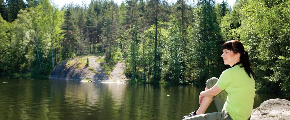 Espoo mostrando un lago o abrevadero y escenas forestales y también una mujer