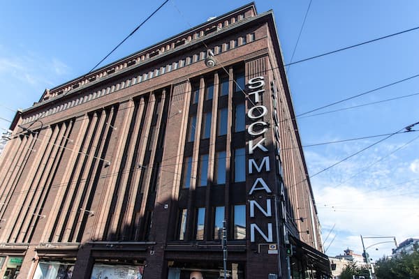 Stockmanns som viser skiltning og historiske bygningsværker