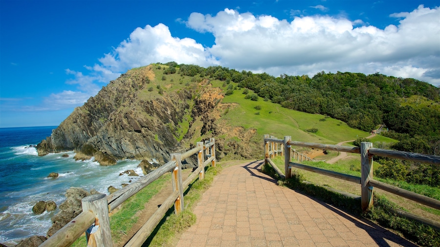Byron Bay che include costa rocciosa, montagna e vista della costa