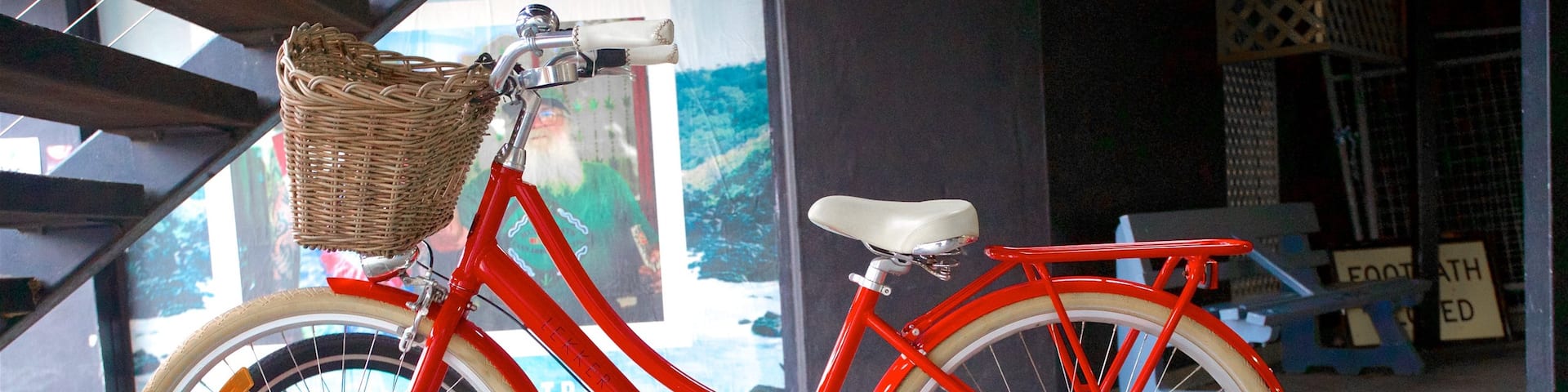 Byron Bay welches beinhaltet Innenansichten und Fahrradfahren