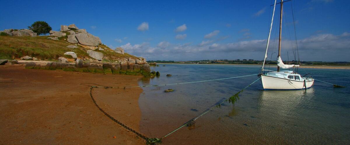Plouescat qui includes vues littorales, plage et navigation