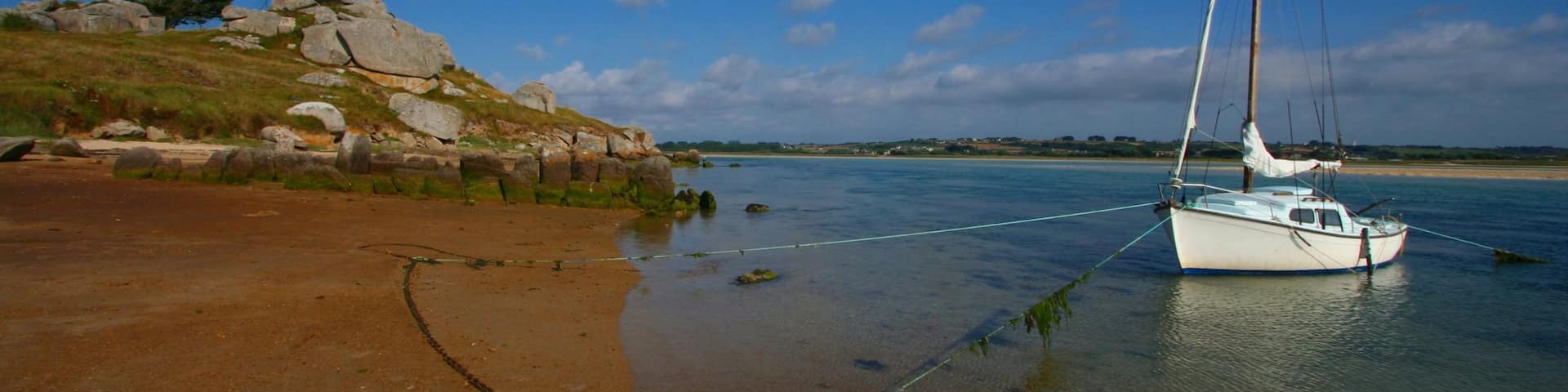 Plouescat qui includes plage, vues littorales et navigation