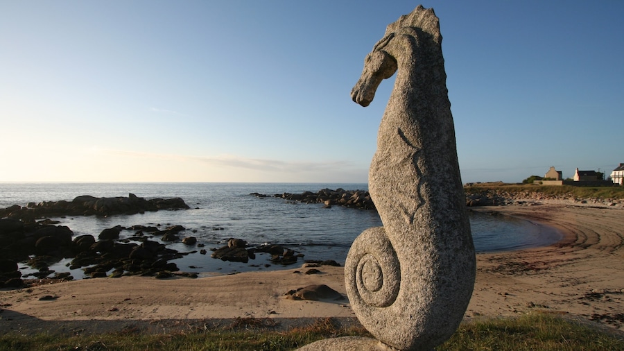Plouescat ofreciendo una estatua o escultura, vistas generales de la costa y una playa