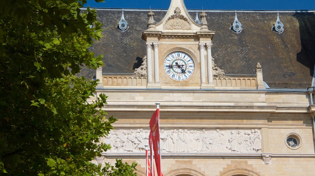 Place d\'Armes og byder på historiske bygningsværker