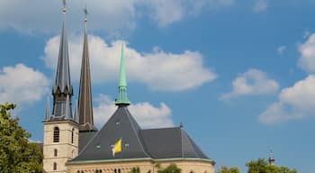 Luxemburg toont historische architectuur en een kerk of kathedraal