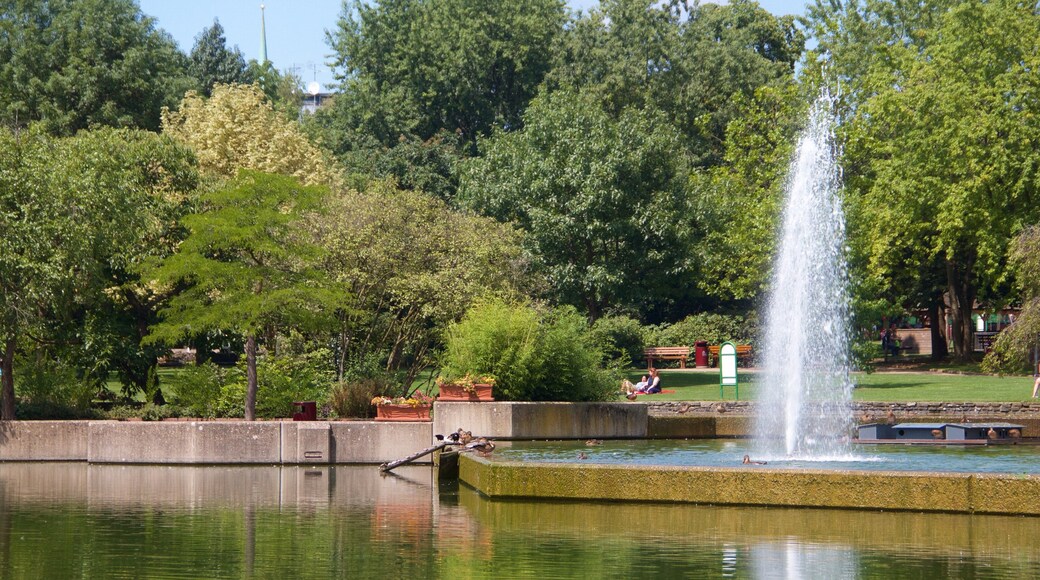 Luxembourg which includes a pond, a fountain and a park