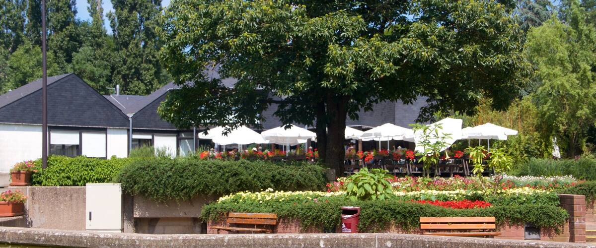 Luxemburgo ofreciendo un estanque y un parque
