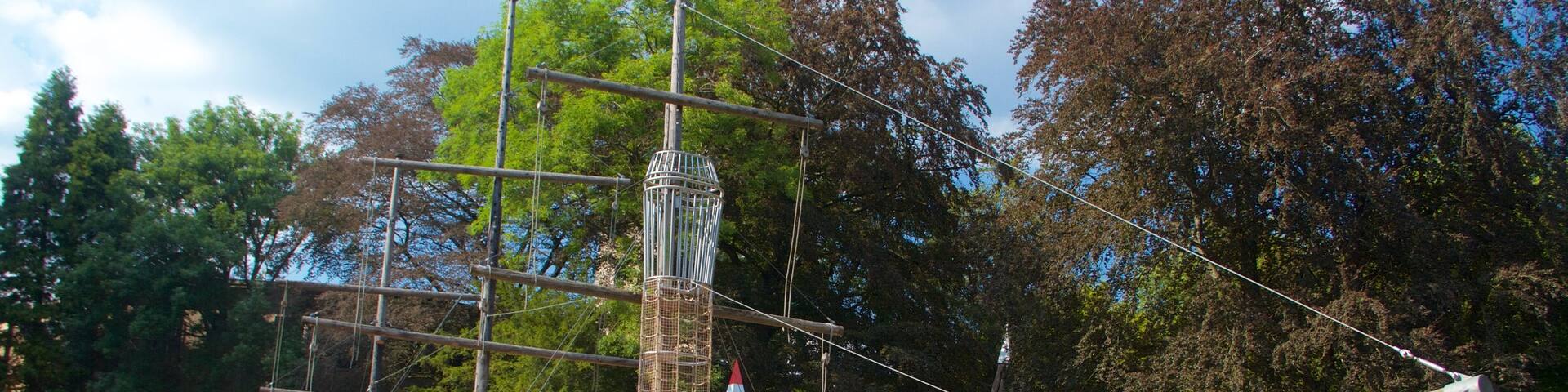 Luxemburg das einen Spielplatz sowie einzelnes Kind