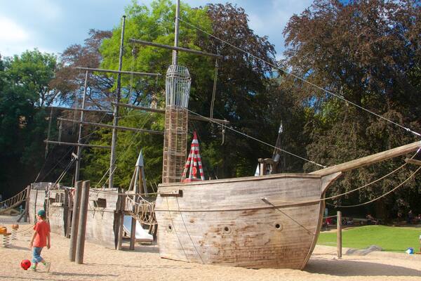 Luxemburg das einen Spielplatz sowie einzelnes Kind