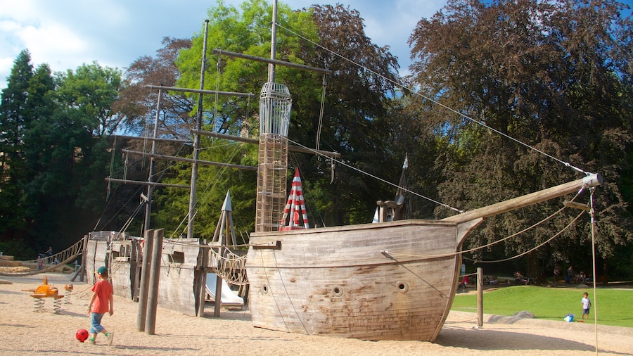 Luxemburg das einen Spielplatz sowie einzelnes Kind
