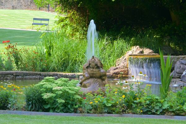 Luxemburg das einen Garten und Springbrunnen